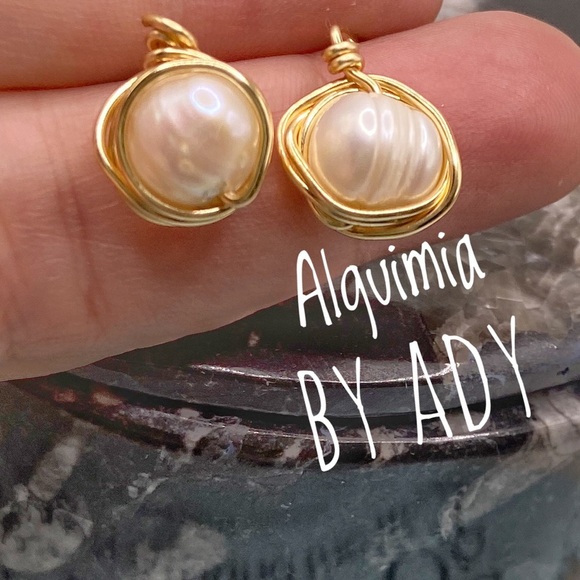 Alquimia by ADY Gold Pearl Earrings - Picture 3 of 5
